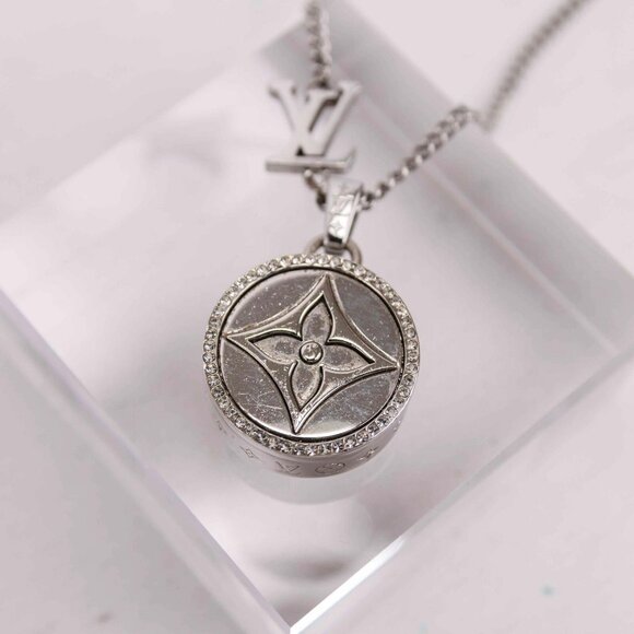 Authentic Louis Vuitton M00916 Pendant Twisted Flower Necklace - Picture 1 of 8